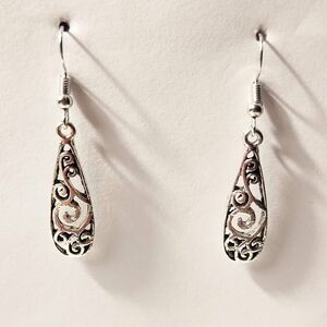 Silver dangle earrings new d74